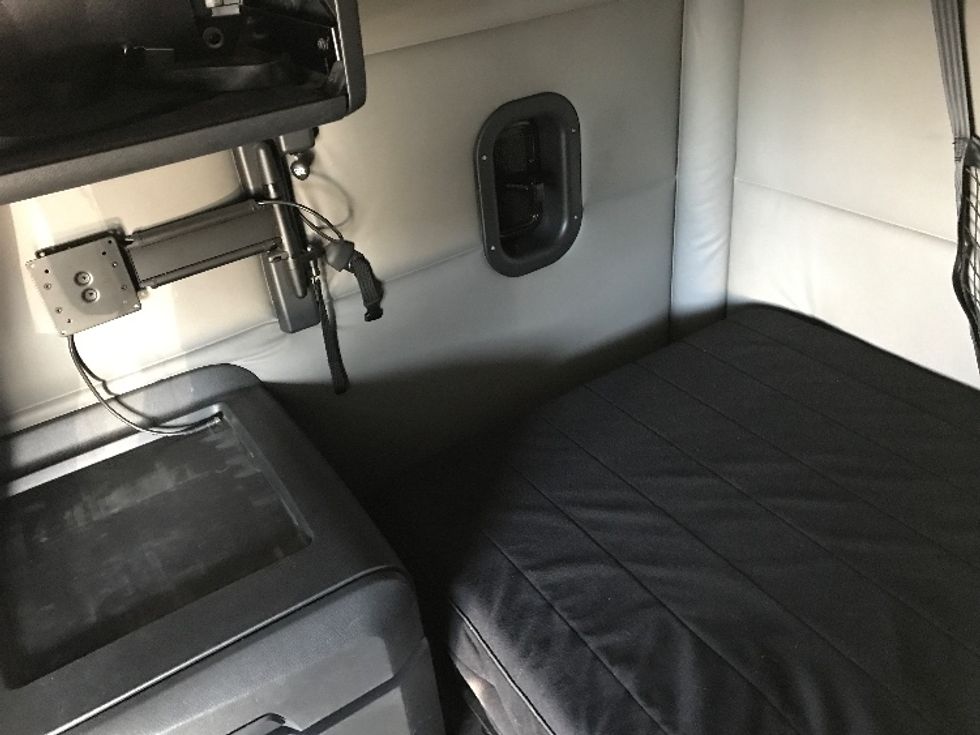 Sleeper Tractor-Heavy Duty Tractors-Freightliner-2020-T12664ST-North Liberty-IA-526,015\n\t\tmiles-$ 57,250 - Image 19