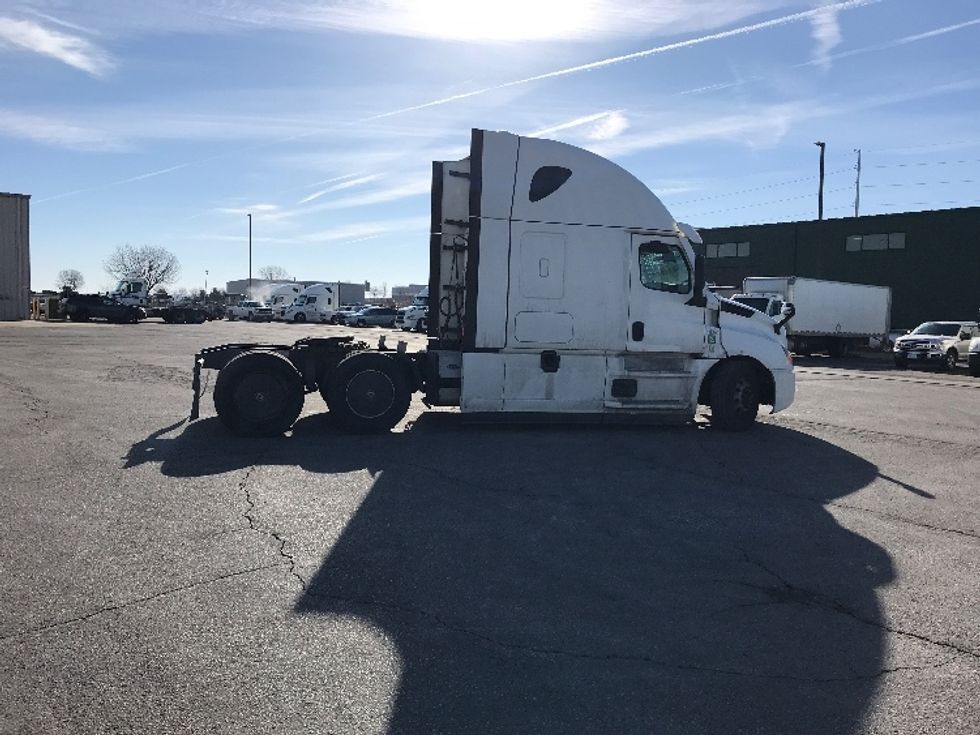 Sleeper Tractor-Heavy Duty Tractors-Freightliner-2020-T12664ST-North Liberty-IA-526,015\n\t\tmiles-$ 57,250 - Image 8