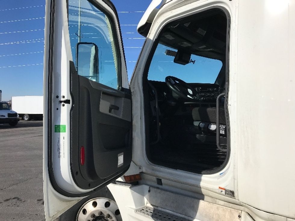 Sleeper Tractor-Heavy Duty Tractors-Freightliner-2020-T12664ST-North Liberty-IA-526,015\n\t\tmiles-$ 57,250 - Image 9