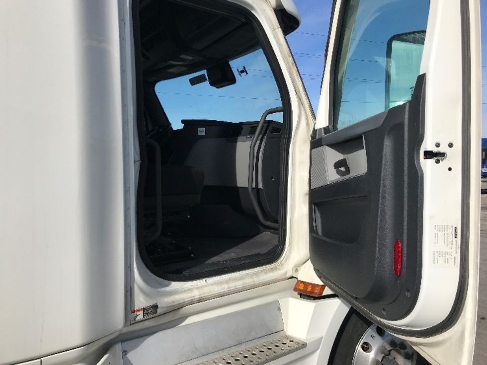 Sleeper Tractor-Heavy Duty Tractors-Freightliner-2020-T12664ST-North Liberty-IA-530,930\n\t\tmiles-$ 56,750 - Image 13