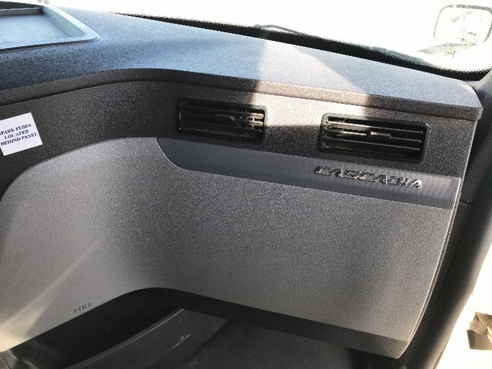 Sleeper Tractor-Heavy Duty Tractors-Freightliner-2020-T12664ST-North Liberty-IA-530,930\n\t\tmiles-$ 56,750 - Image 14