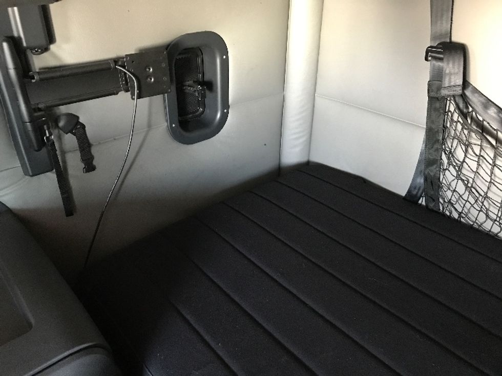 Sleeper Tractor-Heavy Duty Tractors-Freightliner-2020-T12664ST-North Liberty-IA-530,930\n\t\tmiles-$ 56,750 - Image 19