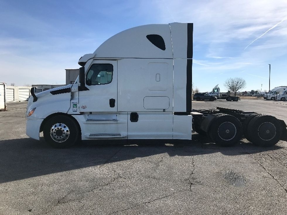 Sleeper Tractor-Heavy Duty Tractors-Freightliner-2020-T12664ST-North Liberty-IA-530,930\n\t\tmiles-$ 56,750 - Image 4