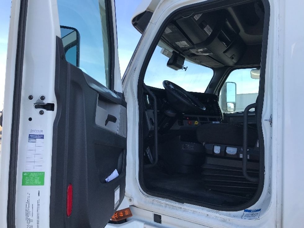 Sleeper Tractor-Heavy Duty Tractors-Freightliner-2020-T12664ST-North Liberty-IA-530,930\n\t\tmiles-$ 56,750 - Image 9