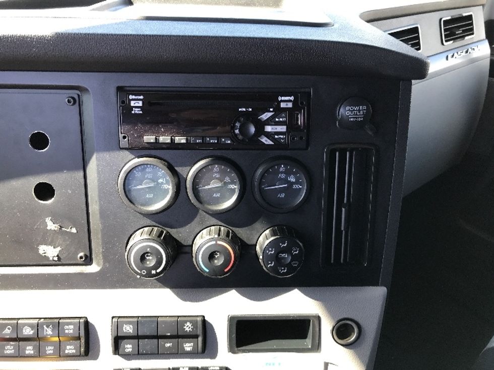 Sleeper Tractor-Heavy Duty Tractors-Freightliner-2020-T12664ST-North Liberty-IA-595,593\n\t\tmiles-$ 52,500 - Image 12