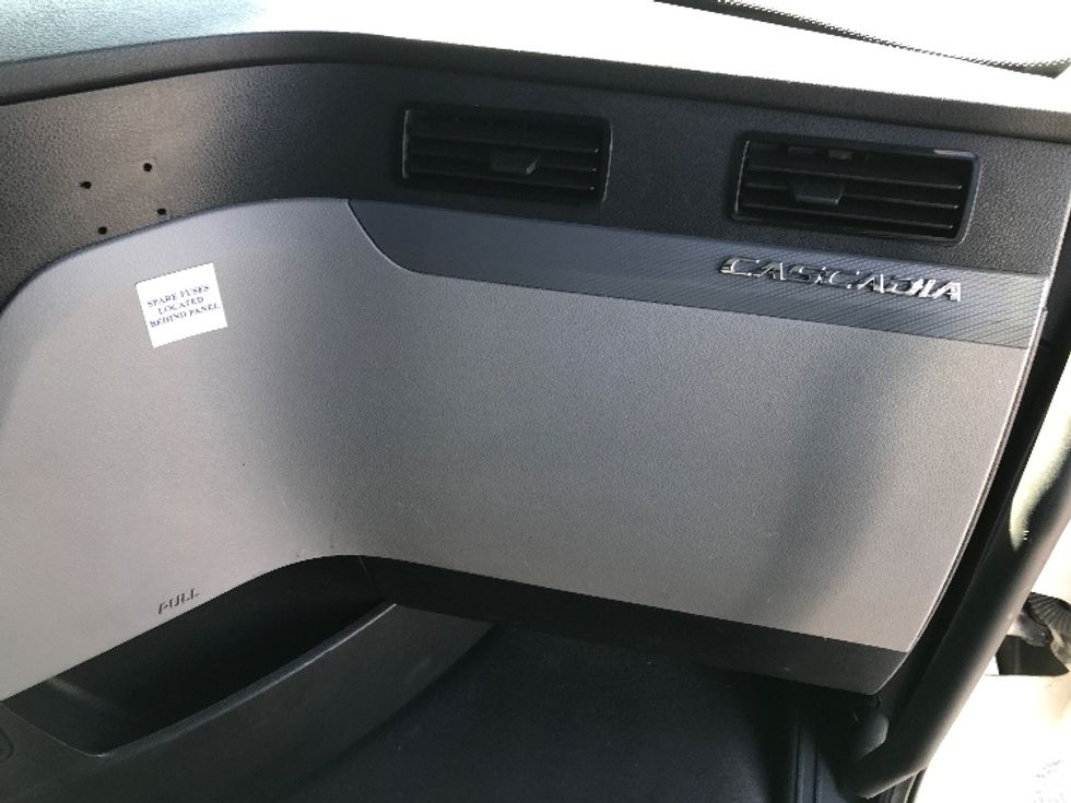 Sleeper Tractor-Heavy Duty Tractors-Freightliner-2020-T12664ST-North Liberty-IA-595,593\n\t\tmiles-$ 52,500 - Image 14