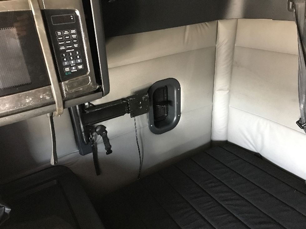 Sleeper Tractor-Heavy Duty Tractors-Freightliner-2020-T12664ST-North Liberty-IA-595,593\n\t\tmiles-$ 52,500 - Image 19