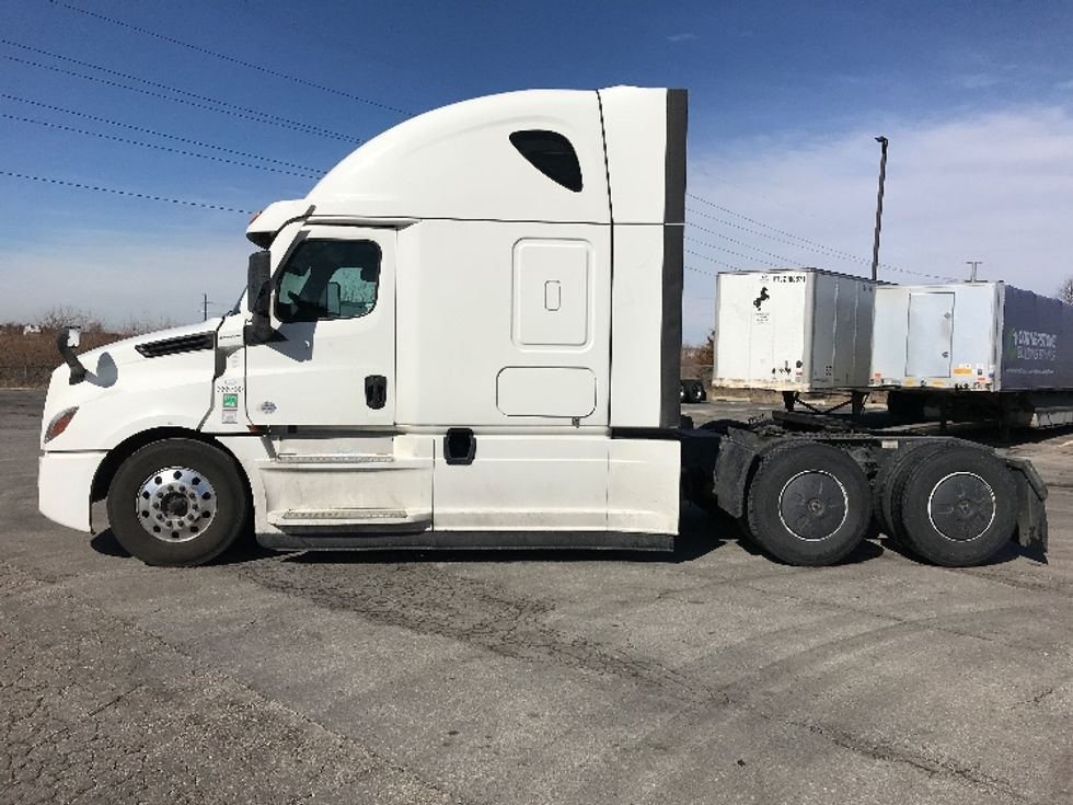 Sleeper Tractor-Heavy Duty Tractors-Freightliner-2020-T12664ST-North Liberty-IA-595,593\n\t\tmiles-$ 52,500 - Image 4