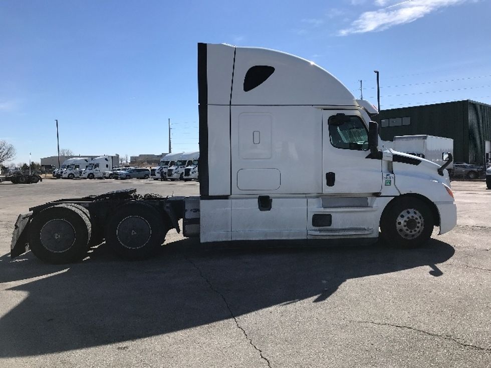 Sleeper Tractor-Heavy Duty Tractors-Freightliner-2020-T12664ST-North Liberty-IA-595,593\n\t\tmiles-$ 52,500 - Image 8