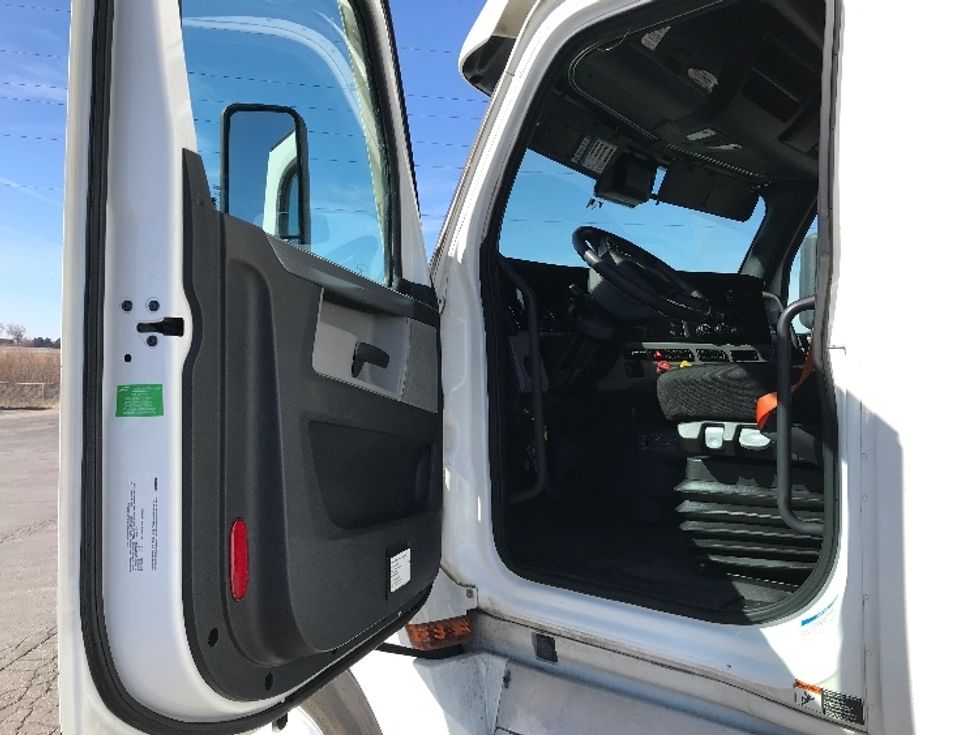 Sleeper Tractor-Heavy Duty Tractors-Freightliner-2020-T12664ST-North Liberty-IA-595,593\n\t\tmiles-$ 52,500 - Image 9