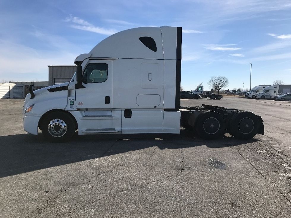 Sleeper Tractor-Heavy Duty Tractors-Freightliner-2020-T12664ST-North Liberty-IA-599,668\n\t\tmiles-$ 52,250 - Image 4