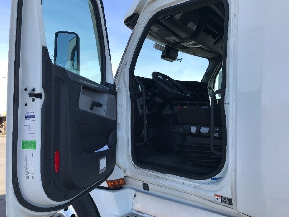 Sleeper Tractor-Heavy Duty Tractors-Freightliner-2020-T12664ST-North Liberty-IA-599,668\n\t\tmiles-$ 52,250 - Image 9