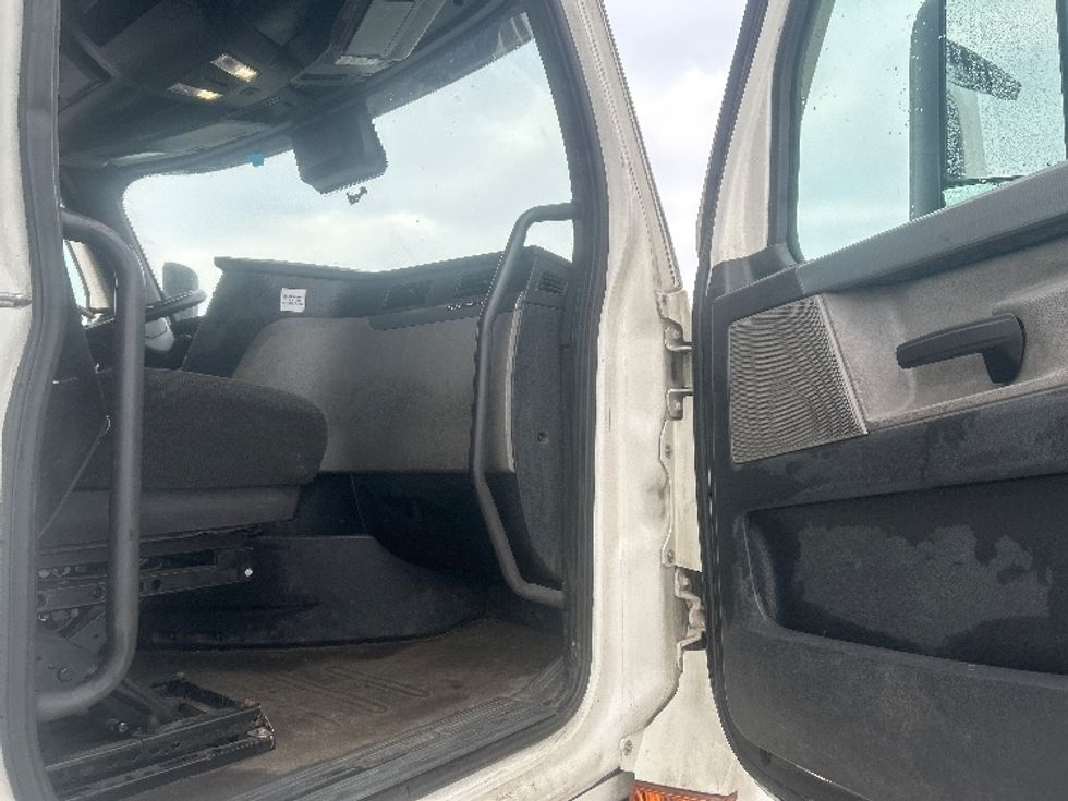 Sleeper Tractor-Heavy Duty Tractors-Freightliner-2020-T12664ST-Obetz-OH-436,833\n\t\tmiles-$ 59,250 - Image 13