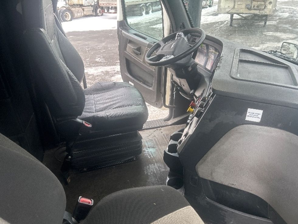 Sleeper Tractor-Heavy Duty Tractors-Freightliner-2020-T12664ST-Obetz-OH-436,833\n\t\tmiles-$ 59,250 - Image 15