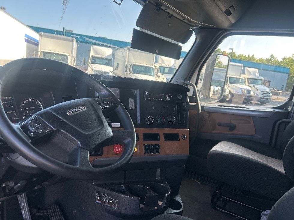 Sleeper Tractor-Heavy Duty Tractors-Freightliner-2020-T12664ST-Obetz-OH-604,078\n\t\tmiles-$ 16,000 - Image 10