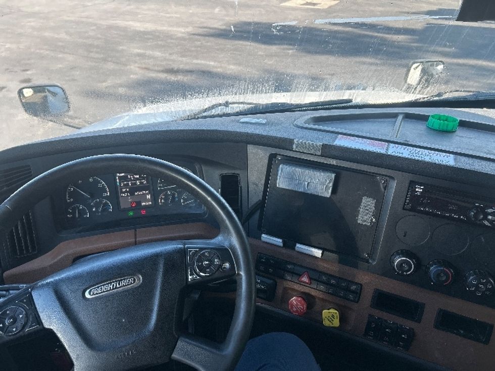 Sleeper Tractor-Heavy Duty Tractors-Freightliner-2020-T12664ST-Obetz-OH-604,078\n\t\tmiles-$ 16,000 - Image 11