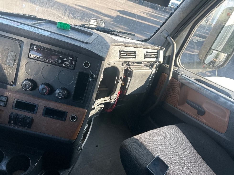 Sleeper Tractor-Heavy Duty Tractors-Freightliner-2020-T12664ST-Obetz-OH-604,078\n\t\tmiles-$ 16,000 - Image 12