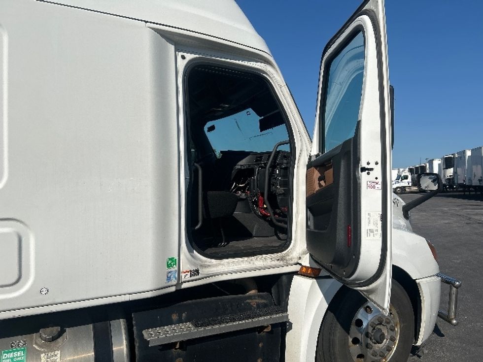Sleeper Tractor-Heavy Duty Tractors-Freightliner-2020-T12664ST-Obetz-OH-604,078\n\t\tmiles-$ 16,000 - Image 13