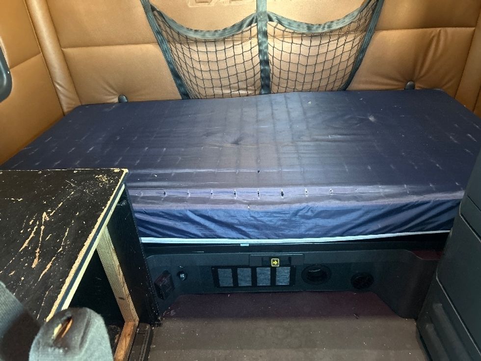 Sleeper Tractor-Heavy Duty Tractors-Freightliner-2020-T12664ST-Obetz-OH-604,078\n\t\tmiles-$ 16,000 - Image 16