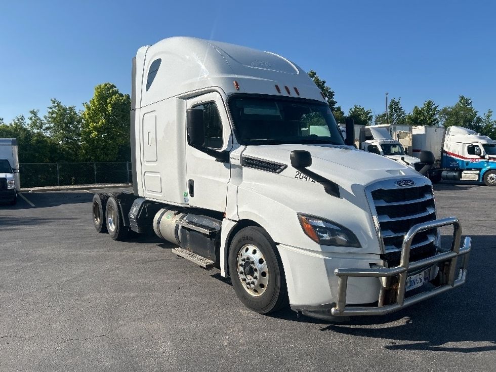 Sleeper Tractor-Heavy Duty Tractors-Freightliner-2020-T12664ST-Obetz-OH-604,078\n\t\tmiles-$ 16,000 - Image 3