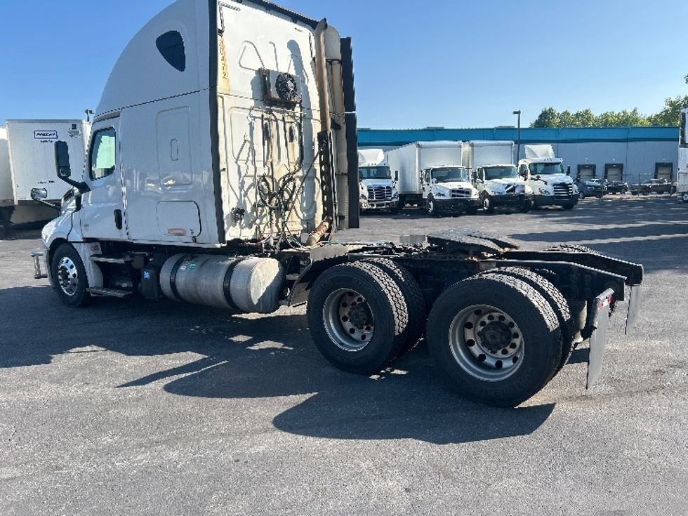 Sleeper Tractor-Heavy Duty Tractors-Freightliner-2020-T12664ST-Obetz-OH-604,078\n\t\tmiles-$ 16,000 - Image 5