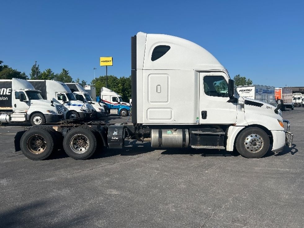Sleeper Tractor-Heavy Duty Tractors-Freightliner-2020-T12664ST-Obetz-OH-604,078\n\t\tmiles-$ 16,000 - Image 8