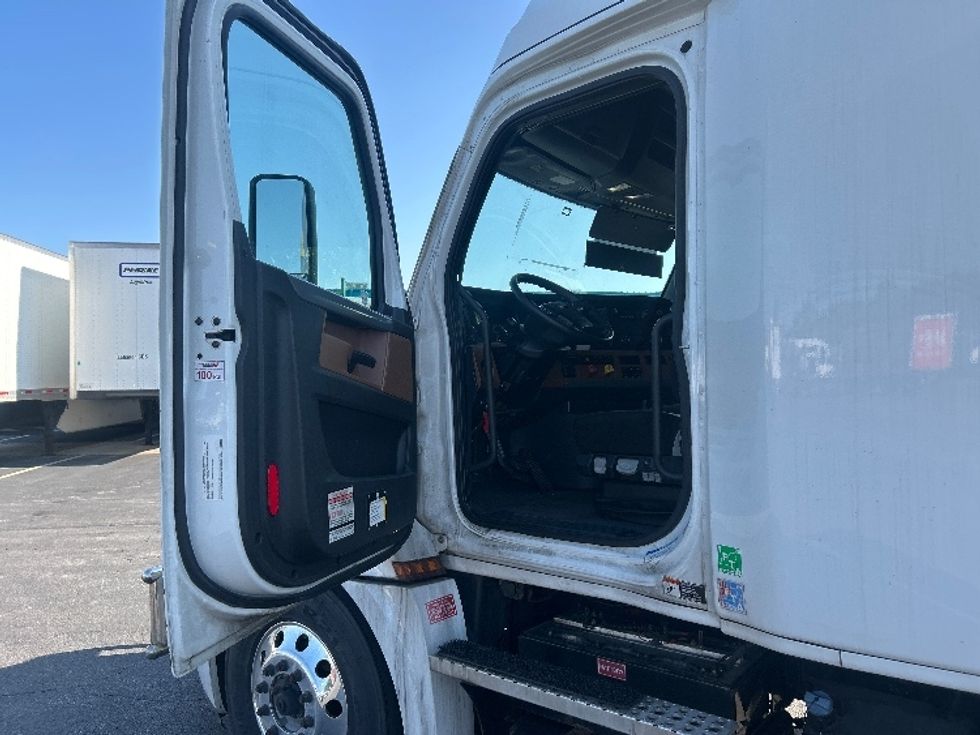 Sleeper Tractor-Heavy Duty Tractors-Freightliner-2020-T12664ST-Obetz-OH-604,078\n\t\tmiles-$ 16,000 - Image 9