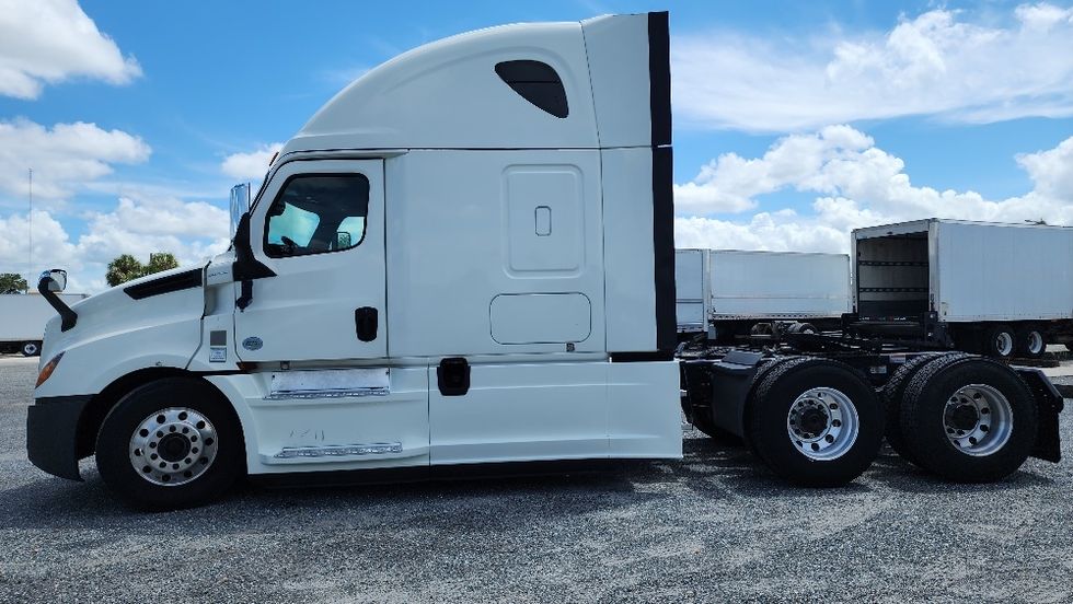 Sleeper Tractor-Heavy Duty Tractors-Freightliner-2020-T12664ST-Ocala-FL-506,991\n\t\tmiles-$ 63,750 - Image 4