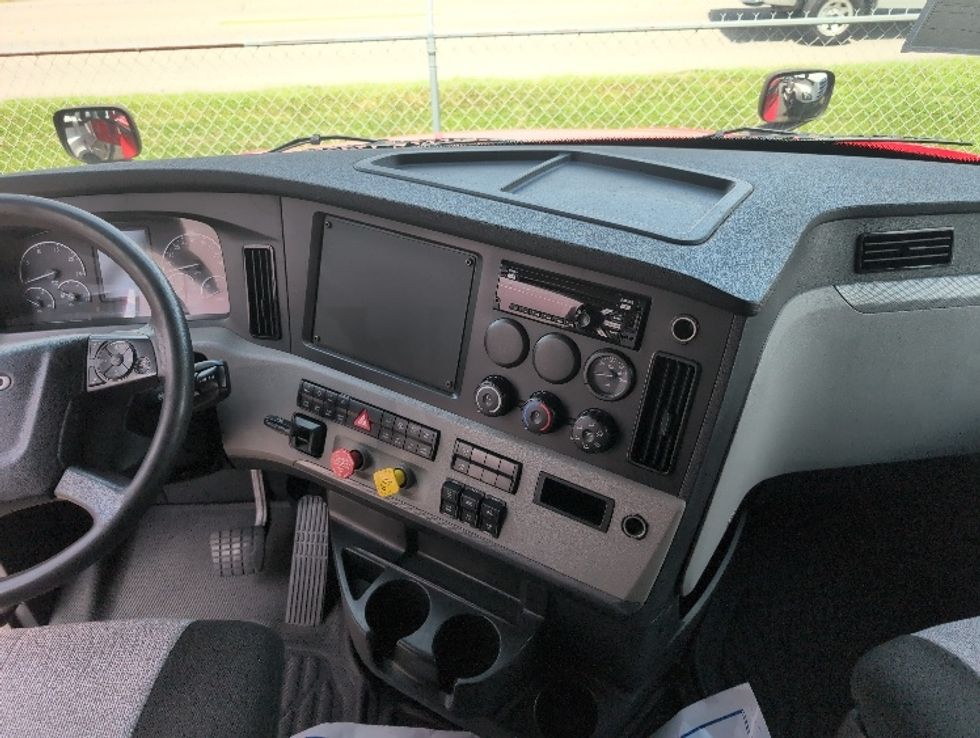 Sleeper Tractor-Heavy Duty Tractors-Freightliner-2020-T12664ST-Ocala-FL-510,453\n\t\tmiles-$ 61,750 - Image 12