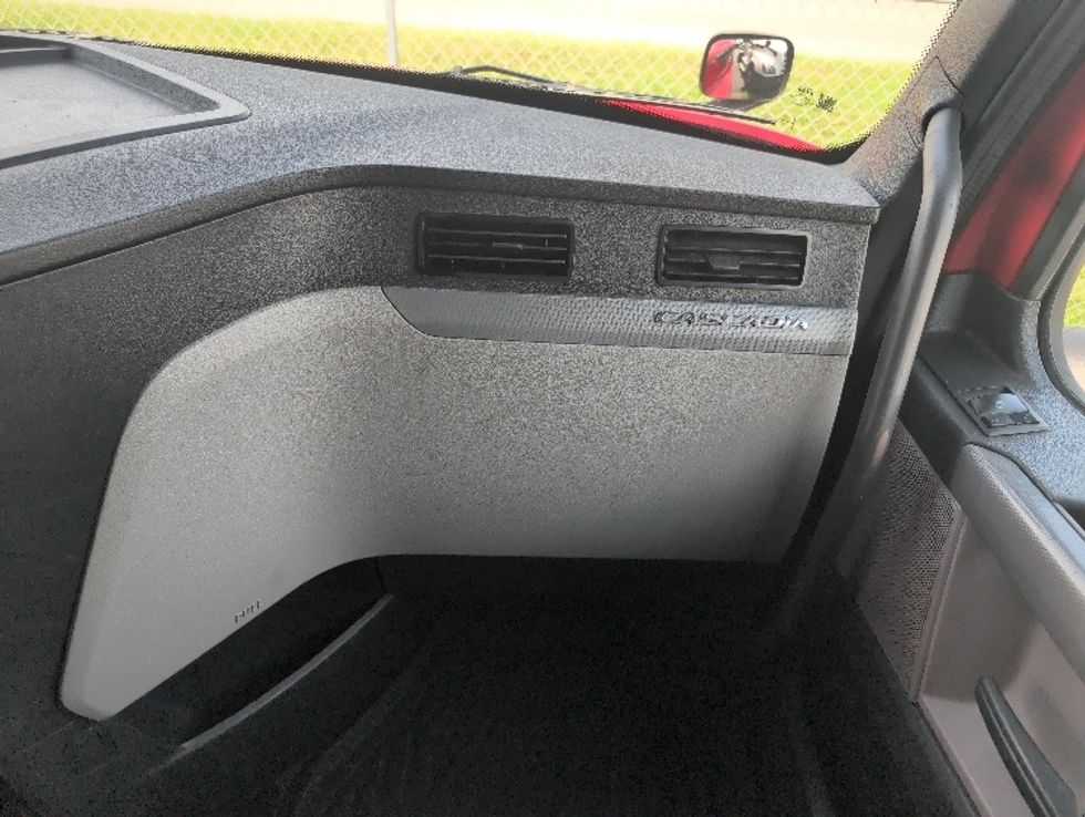 Sleeper Tractor-Heavy Duty Tractors-Freightliner-2020-T12664ST-Ocala-FL-510,453\n\t\tmiles-$ 61,750 - Image 14