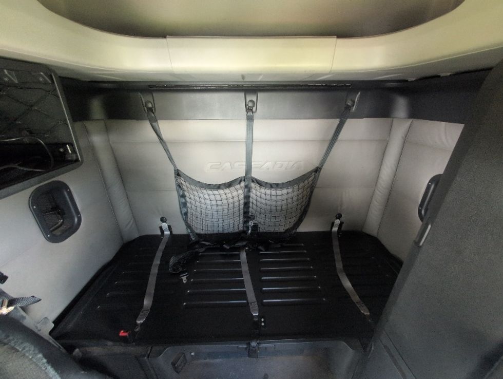 Sleeper Tractor-Heavy Duty Tractors-Freightliner-2020-T12664ST-Ocala-FL-510,453\n\t\tmiles-$ 61,750 - Image 16