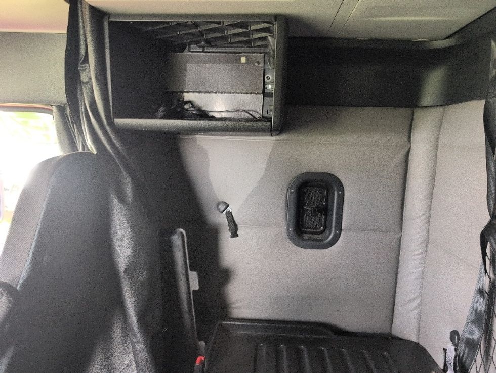 Sleeper Tractor-Heavy Duty Tractors-Freightliner-2020-T12664ST-Ocala-FL-510,453\n\t\tmiles-$ 61,750 - Image 19