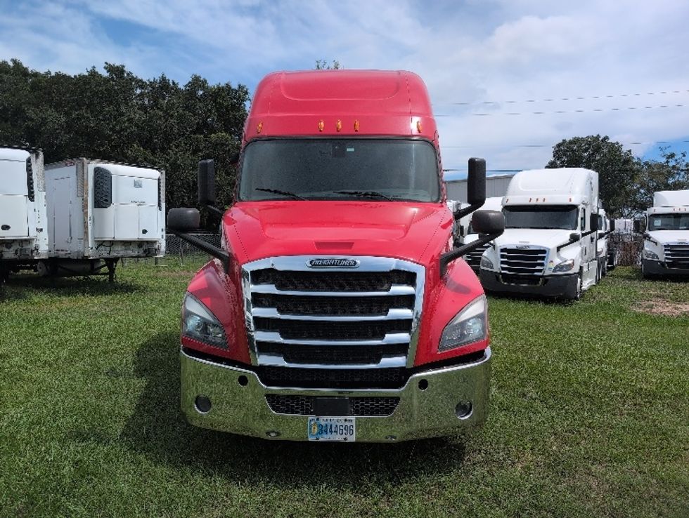 Sleeper Tractor-Heavy Duty Tractors-Freightliner-2020-T12664ST-Ocala-FL-510,453\n\t\tmiles-$ 61,750 - Image 2