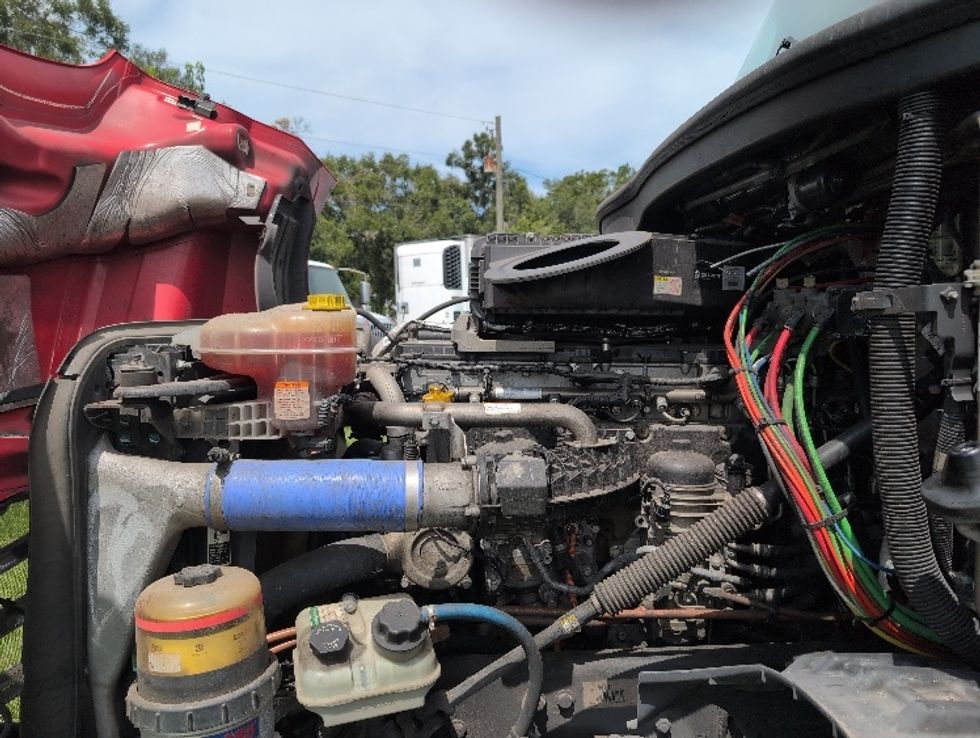 Sleeper Tractor-Heavy Duty Tractors-Freightliner-2020-T12664ST-Ocala-FL-510,453\n\t\tmiles-$ 61,750 - Image 21