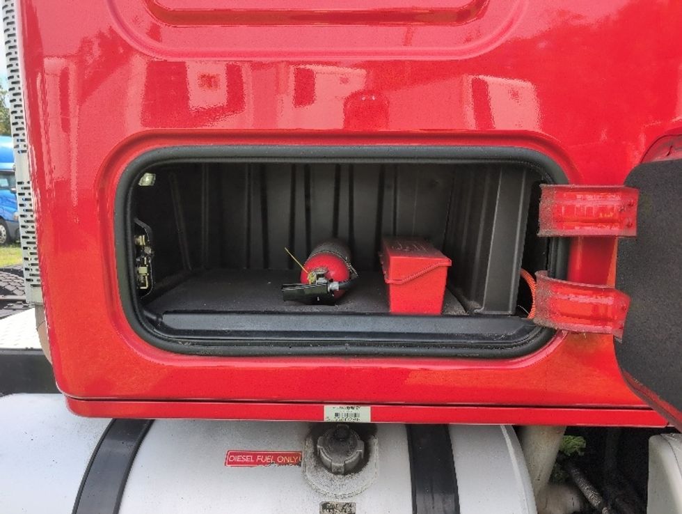 Sleeper Tractor-Heavy Duty Tractors-Freightliner-2020-T12664ST-Ocala-FL-510,453\n\t\tmiles-$ 61,750 - Image 23