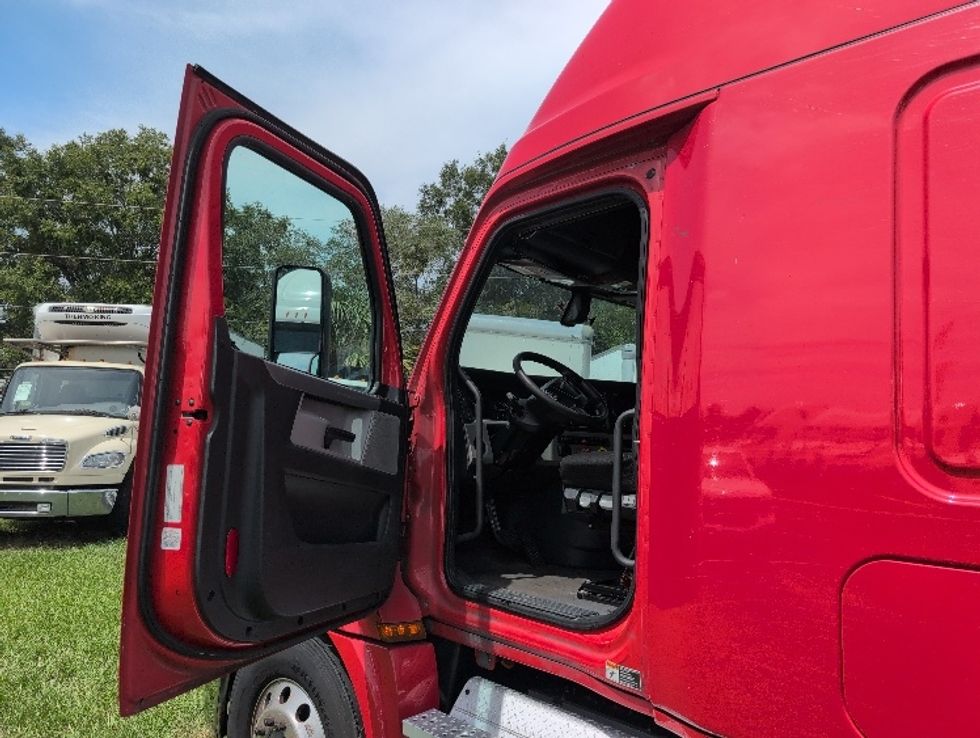 Sleeper Tractor-Heavy Duty Tractors-Freightliner-2020-T12664ST-Ocala-FL-510,453\n\t\tmiles-$ 61,750 - Image 9