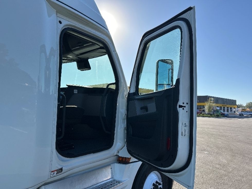 Sleeper Tractor-Heavy Duty Tractors-Freightliner-2020-T12664ST-Ocala-FL-532,176\n\t\tmiles-$ 58,750 - Image 13