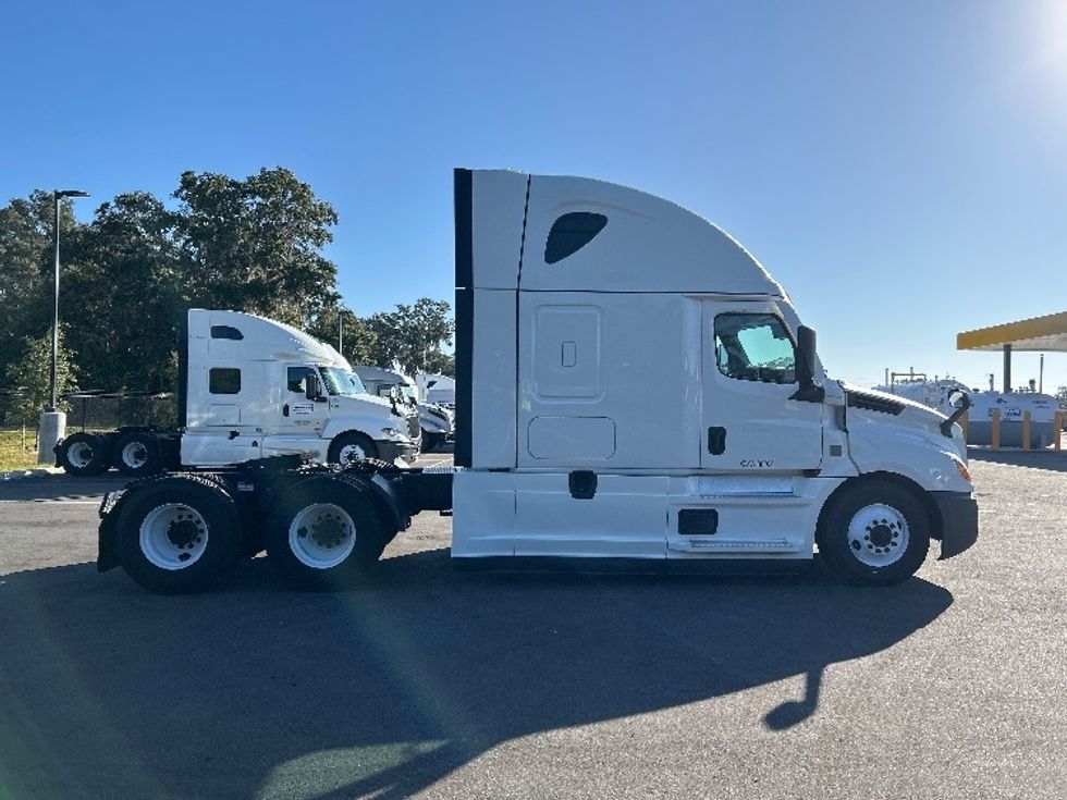 Sleeper Tractor-Heavy Duty Tractors-Freightliner-2020-T12664ST-Ocala-FL-532,176\n\t\tmiles-$ 58,750 - Image 8