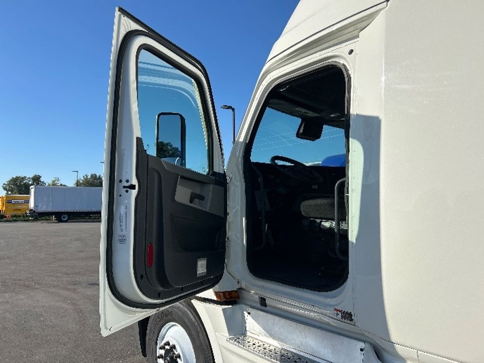 Sleeper Tractor-Heavy Duty Tractors-Freightliner-2020-T12664ST-Ocala-FL-532,176\n\t\tmiles-$ 58,750 - Image 9