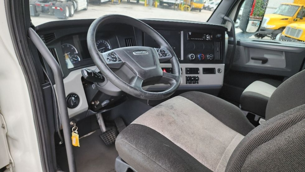 Sleeper Tractor-Heavy Duty Tractors-Freightliner-2020-T12664ST-Ocala-FL-562,774\n\t\tmiles-$ 57,000 - Image 10