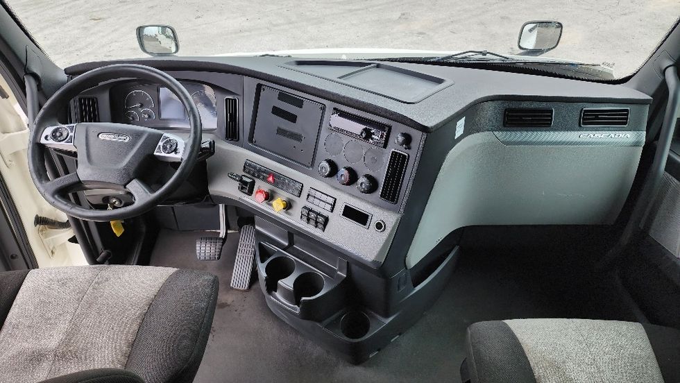 Sleeper Tractor-Heavy Duty Tractors-Freightliner-2020-T12664ST-Ocala-FL-562,774\n\t\tmiles-$ 57,000 - Image 12