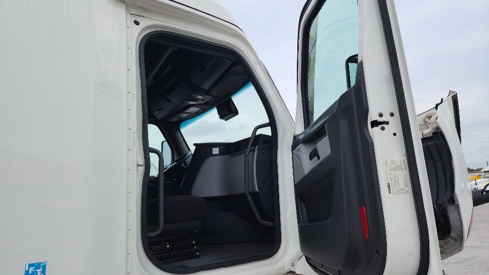 Sleeper Tractor-Heavy Duty Tractors-Freightliner-2020-T12664ST-Ocala-FL-562,774\n\t\tmiles-$ 57,000 - Image 13