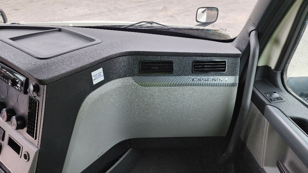 Sleeper Tractor-Heavy Duty Tractors-Freightliner-2020-T12664ST-Ocala-FL-562,774\n\t\tmiles-$ 57,000 - Image 14