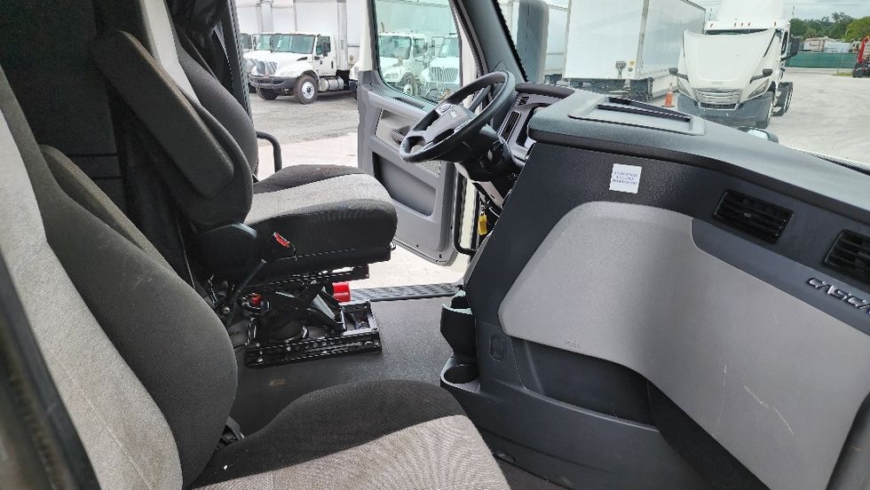 Sleeper Tractor-Heavy Duty Tractors-Freightliner-2020-T12664ST-Ocala-FL-562,774\n\t\tmiles-$ 57,000 - Image 15