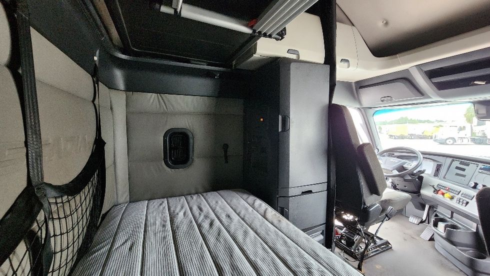 Sleeper Tractor-Heavy Duty Tractors-Freightliner-2020-T12664ST-Ocala-FL-562,774\n\t\tmiles-$ 57,000 - Image 18