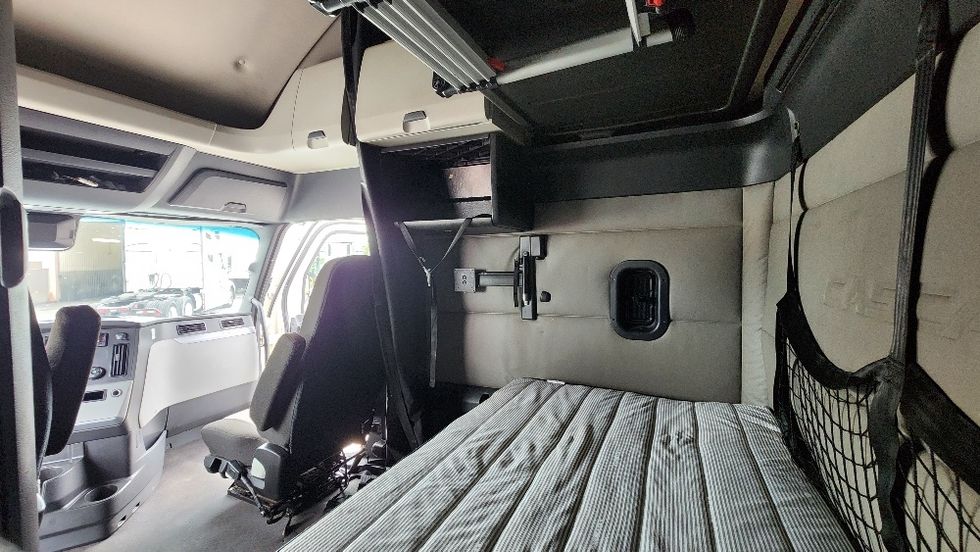 Sleeper Tractor-Heavy Duty Tractors-Freightliner-2020-T12664ST-Ocala-FL-562,774\n\t\tmiles-$ 57,000 - Image 19