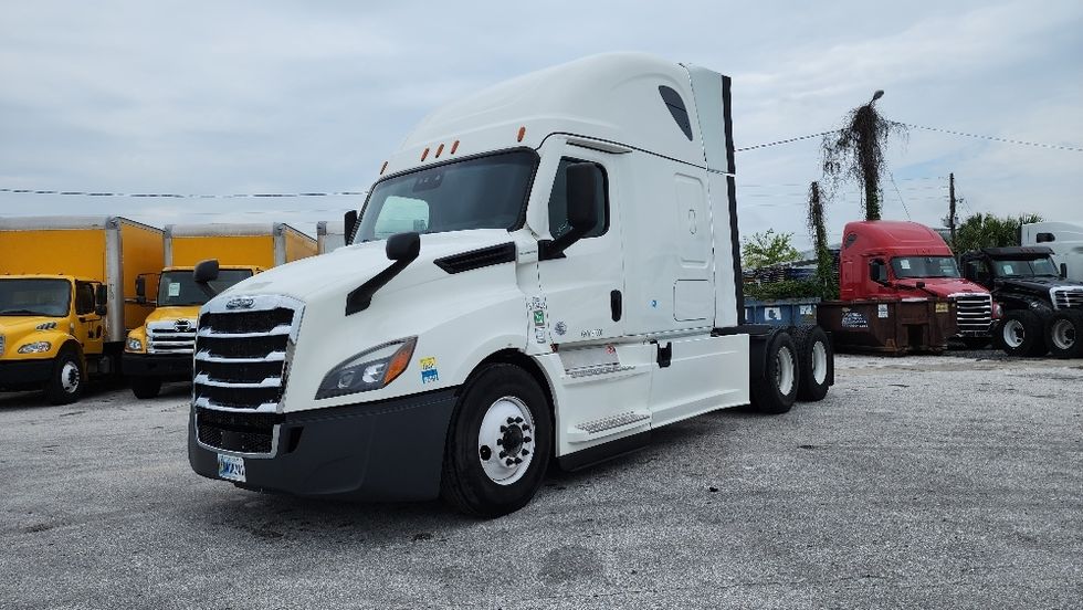 Sleeper Tractor-Heavy Duty Tractors-Freightliner-2020-T12664ST-Ocala-FL-562,774\n\t\tmiles-$ 57,000 - Image 3