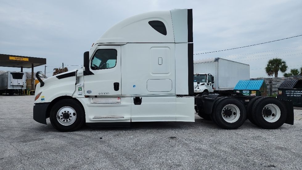 Sleeper Tractor-Heavy Duty Tractors-Freightliner-2020-T12664ST-Ocala-FL-562,774\n\t\tmiles-$ 57,000 - Image 4