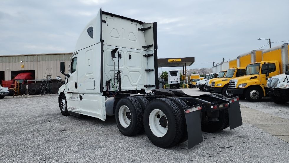 Sleeper Tractor-Heavy Duty Tractors-Freightliner-2020-T12664ST-Ocala-FL-562,774\n\t\tmiles-$ 57,000 - Image 5