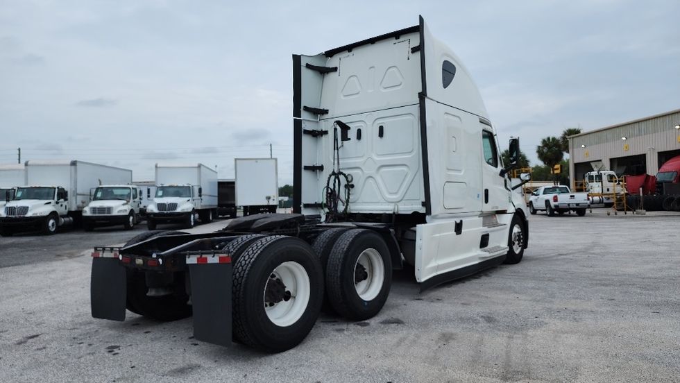 Sleeper Tractor-Heavy Duty Tractors-Freightliner-2020-T12664ST-Ocala-FL-562,774\n\t\tmiles-$ 57,000 - Image 7